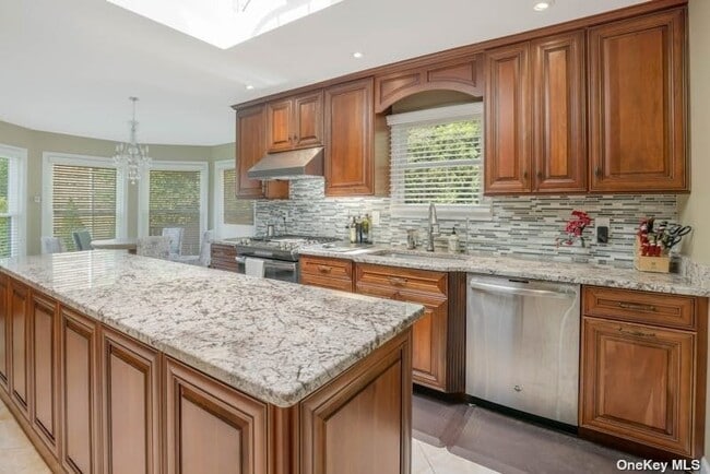 Building Photo - 2 Castle Ct