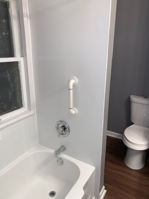 Full bathroom, with lots of updates - 2648 Robinwood Ave