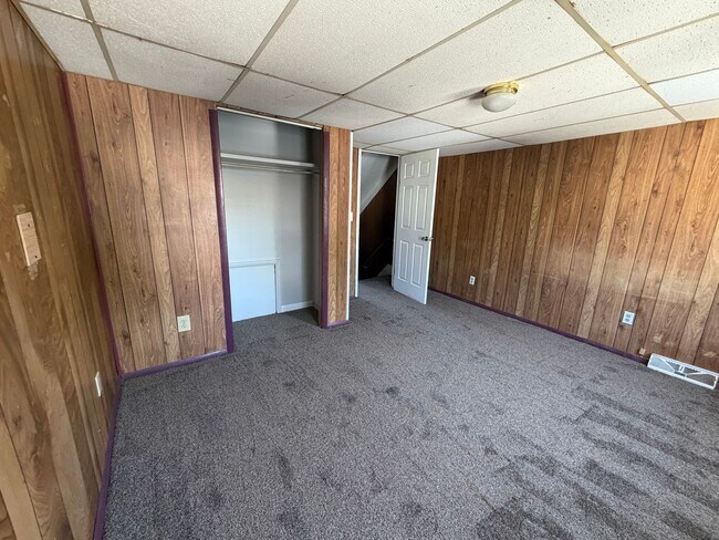 Building Photo - 2 Bedrooms House w/ Large Yard!