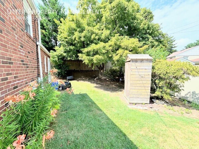 Building Photo - 911 Inverness Ln
