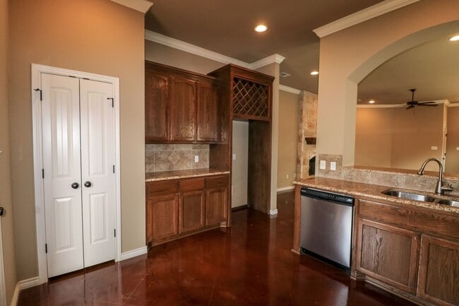 Building Photo - 4 Bedroom Single Family Home:  Move in Special: