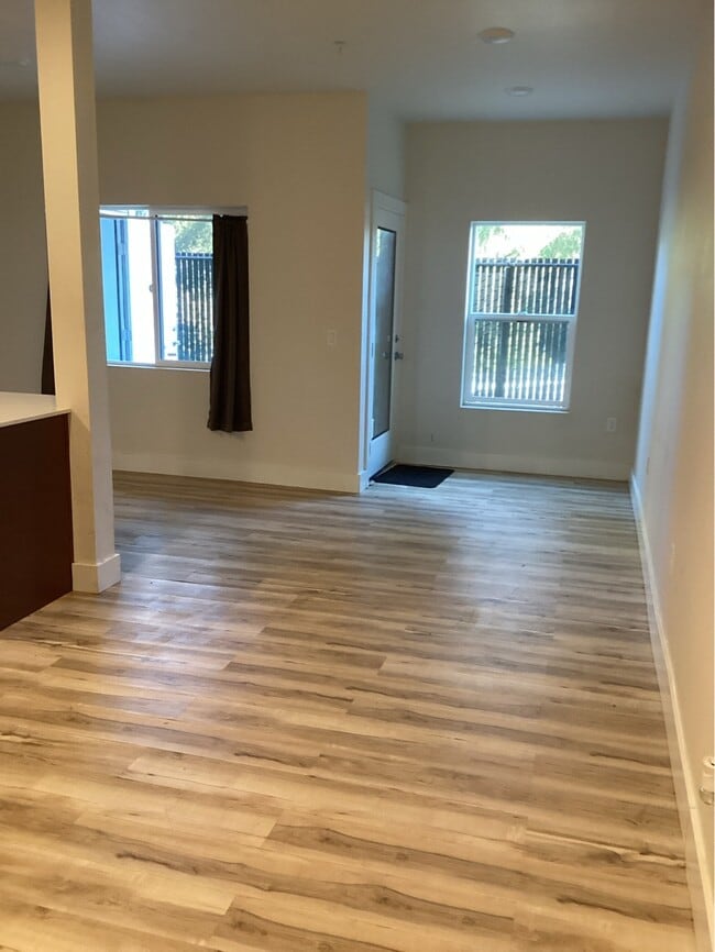 Building Photo - 2950 SW Coho St