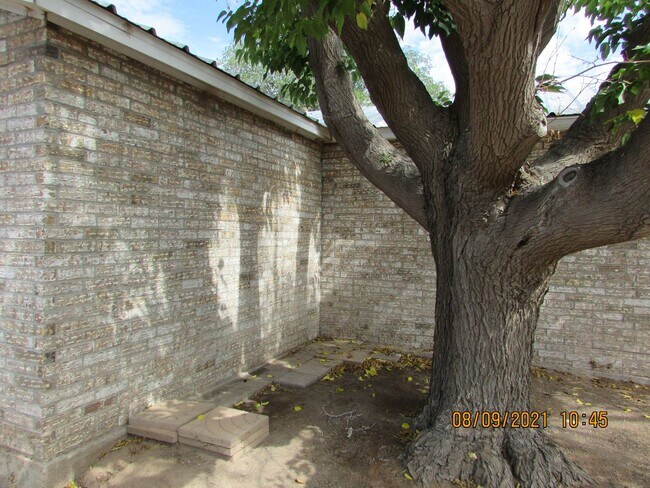 Building Photo - Newly remodeled 5 bedroom/2 bath home