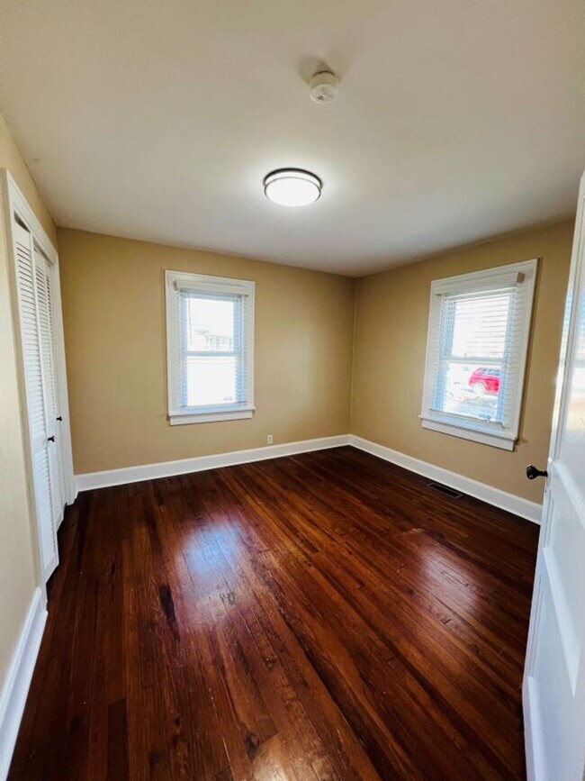 Building Photo - Adorable home in the heart of Bowling Green!