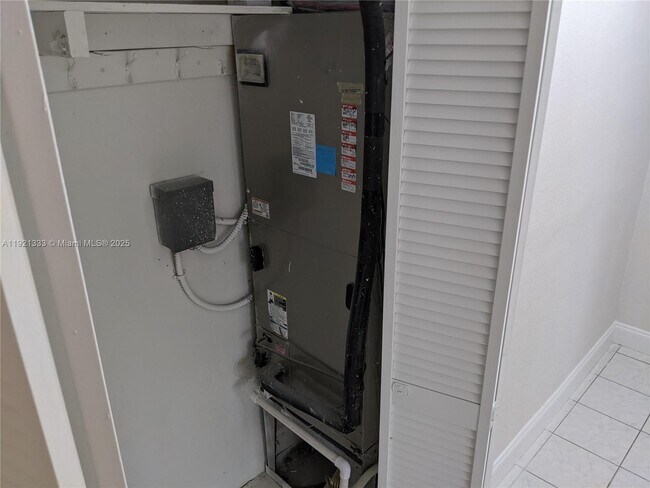 Building Photo - 6991 Coolidge St