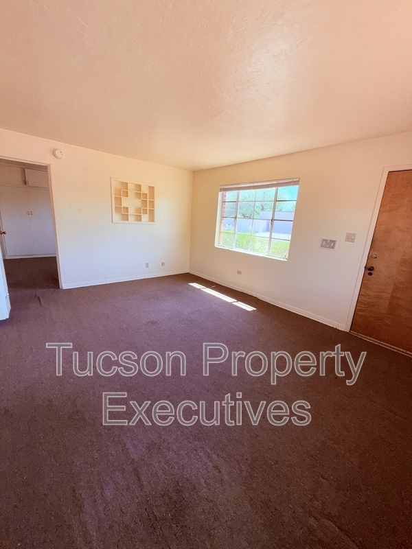 Building Photo - 2831 E Adams St