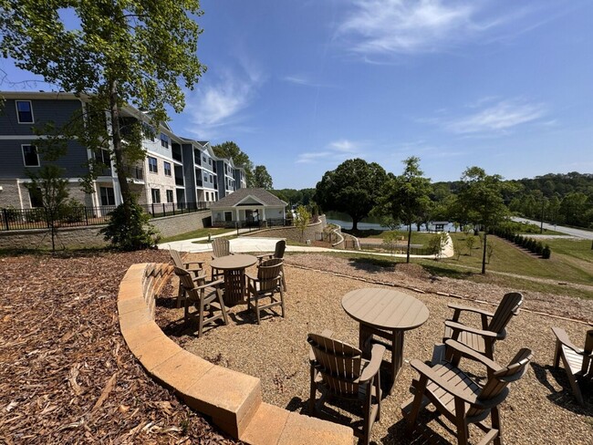 Building Photo - Fully Furnished Water front Community
