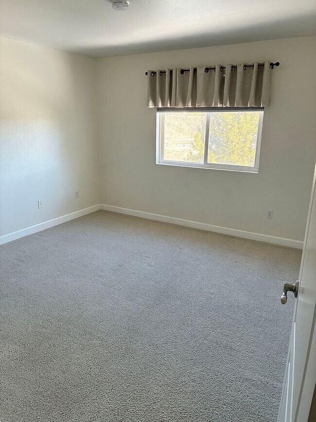 Building Photo - SilverCreek Distinctive Attached 1 BR Home