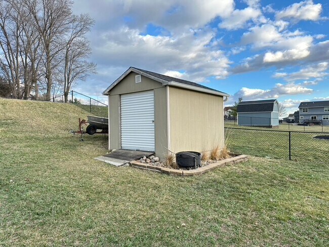 Building Photo - HUGE YARD!! 4 Bedroom, 3.5 Bath in Granger