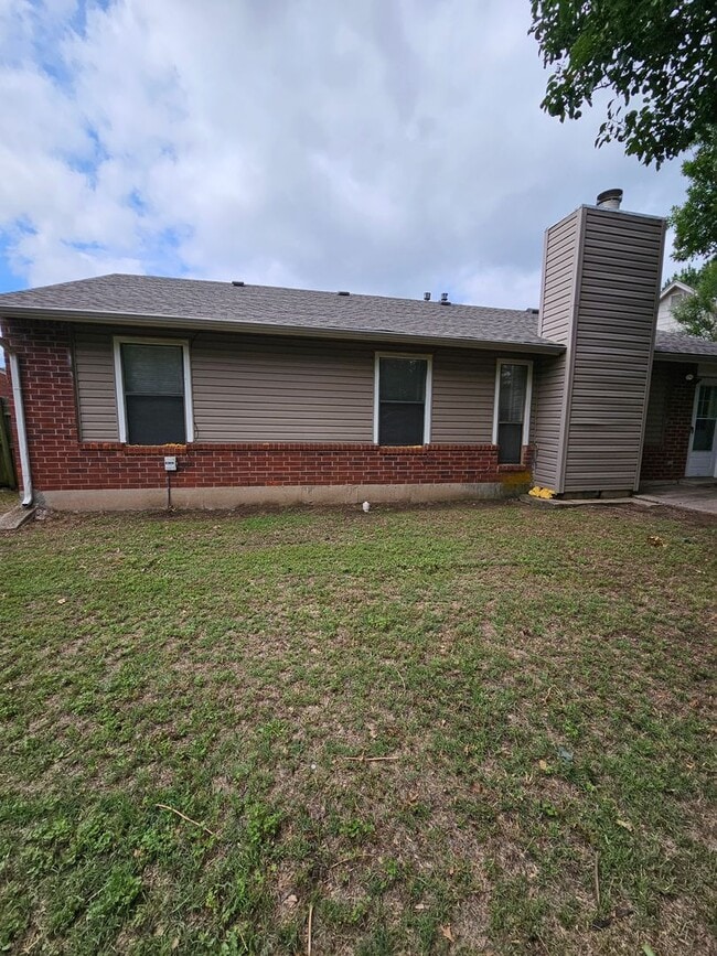 Building Photo - (3) Bed/(2) Bath in West Norman Avail NOW!