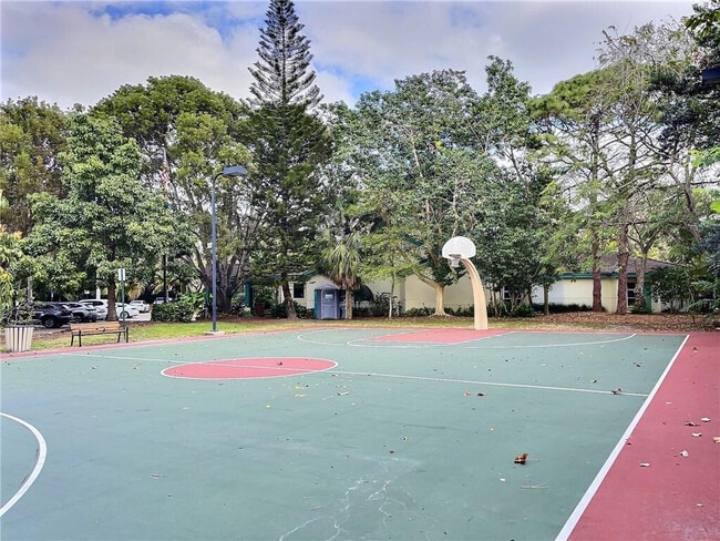 Building Photo - 320 Deer Creek Wildwood Ln E