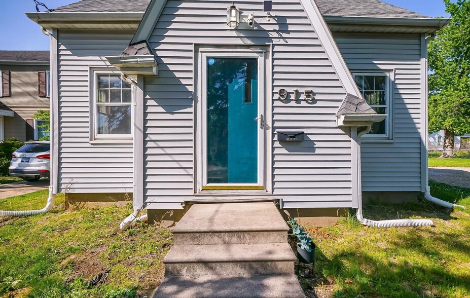 Building Photo - 915 W Loucks Ave