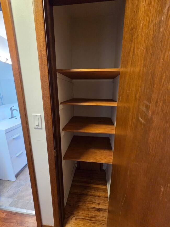 Building Photo - W 2nd St 1408-1410