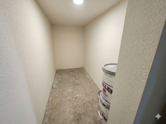 Building Photo - Beautiful 2x2.5 townhouse in NW Crossing! New hickory flooring coming soon!