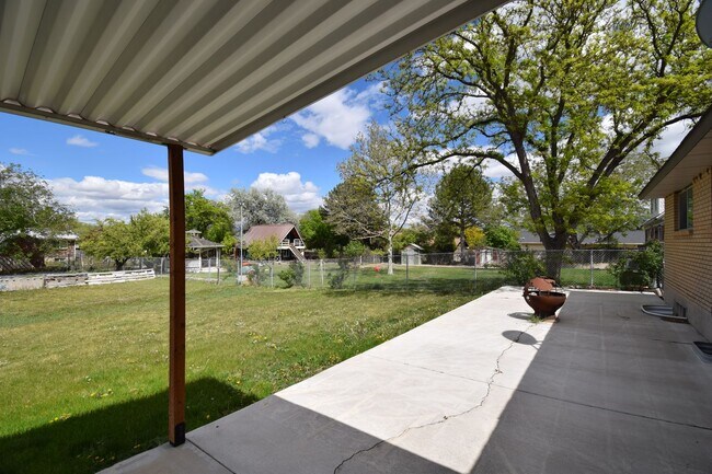 Building Photo - Updated 5 Bed West Valley Gem with Great Layout & Outdoor Living Space!!
