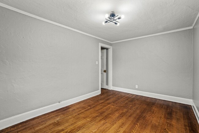 Building Photo - Rare Kenwood Townhome, Across from Campus