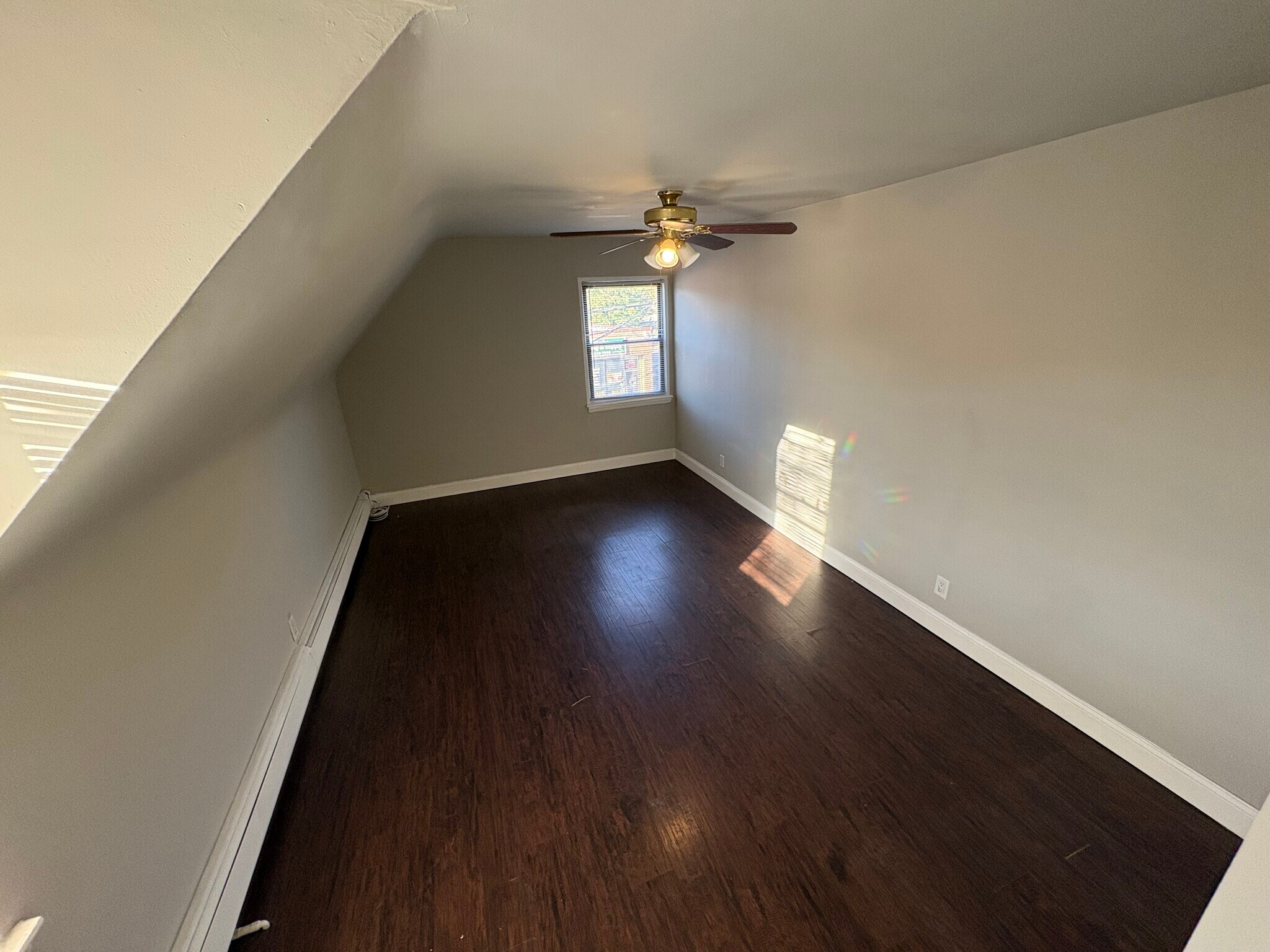 Building Photo - 560 Muncey Rd