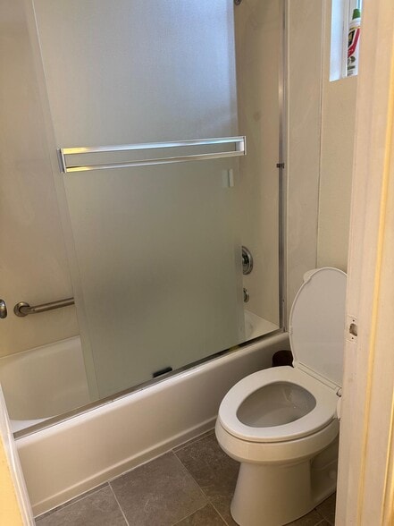 Toilet and bathtub - 1764 La Pergola Dr