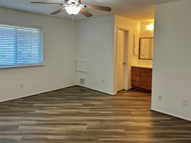 Building Photo - 4927 Adonis Dr