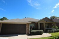 Building Photo - Beautiful 3 bedroom 2 bath home in the hea...