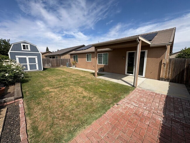 Building Photo - SE Visalia home Available Now!