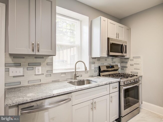 Building Photo - 424 Elm St NW