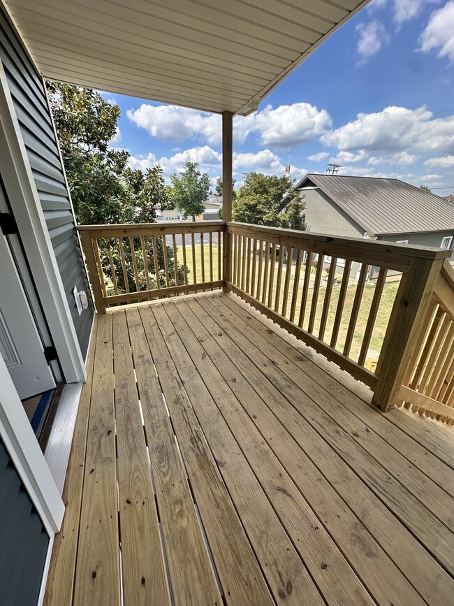 Building Photo - 208 E 17th St