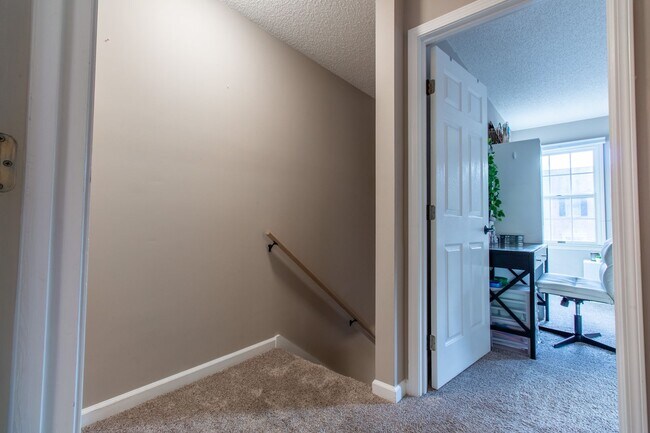 Building Photo - Beautiful 2 Bed, 2.5 Bath Condo in Johnson...