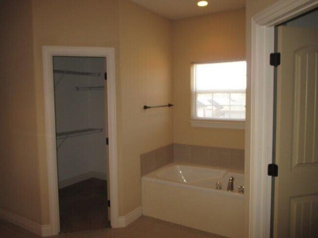 Building Photo - 3 Bedroom Ozark Home in Wonderful Neighborhood!