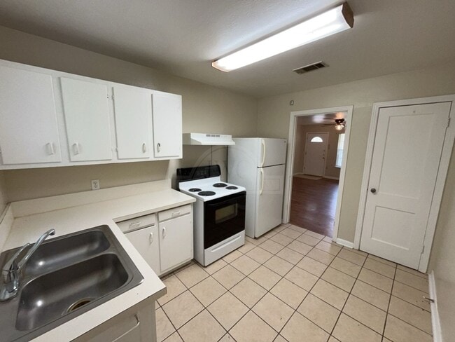 Building Photo - 2-Bedroom Duplex-1606 Duncan Ave