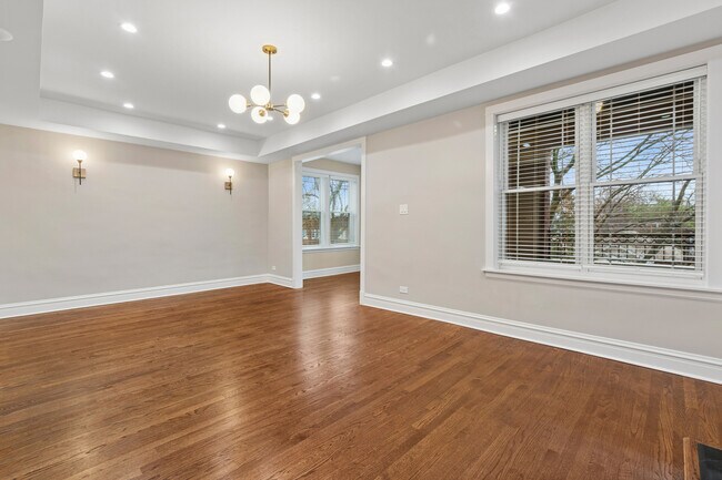 Building Photo - 4932 N Ridgeway Ave