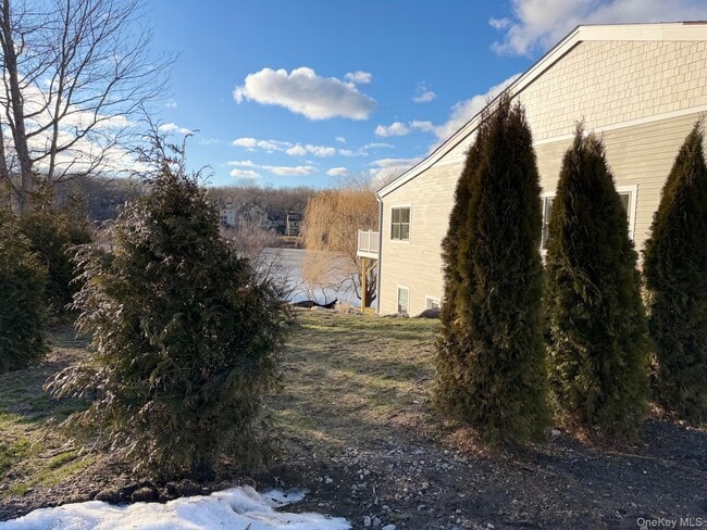 Building Photo - 905 Oakridge Cmns