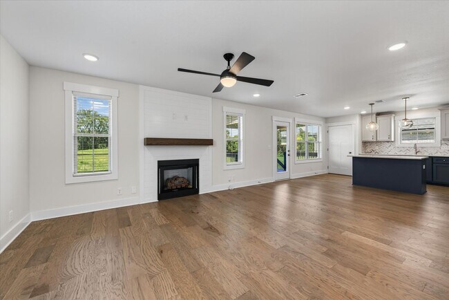 Building Photo - 393 Frontier Dr