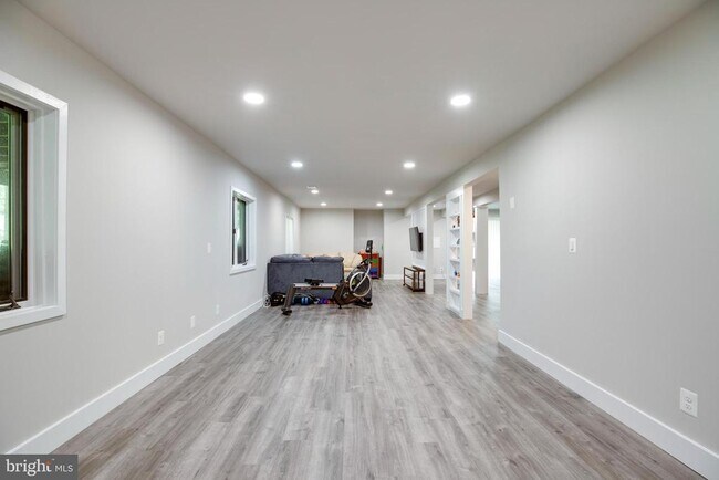 Building Photo - 5352 Sideburn Rd