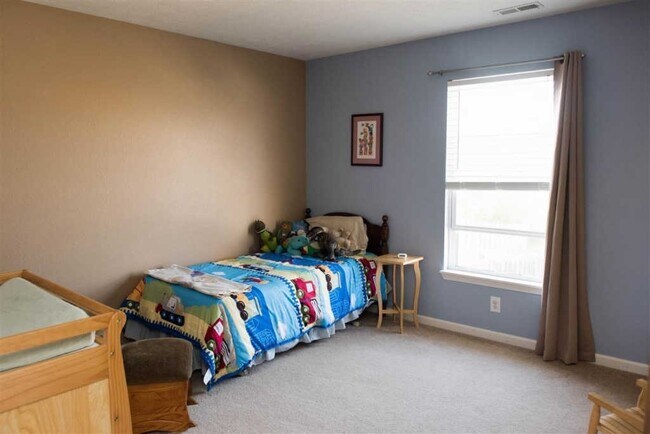 Building Photo - 4 Bedroom 2.5 Bath Home