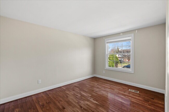 Building Photo - Available Now – Renovated 5BR / 3BA Home in Quiet Sterling Cul-de-Sac