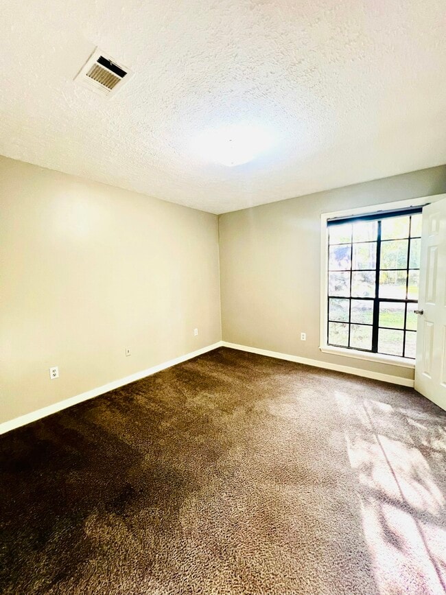 Building Photo - 117 Bent Creek Cir N