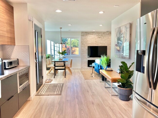 Front entrance, kitchen, living - 392 N 7th St