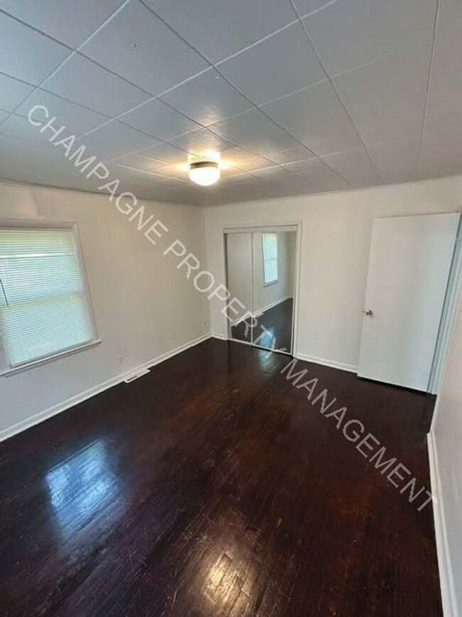 Building Photo - Home in Ruskin Heights