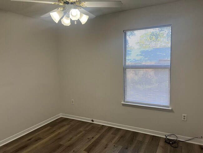 Building Photo - 102 Lake St