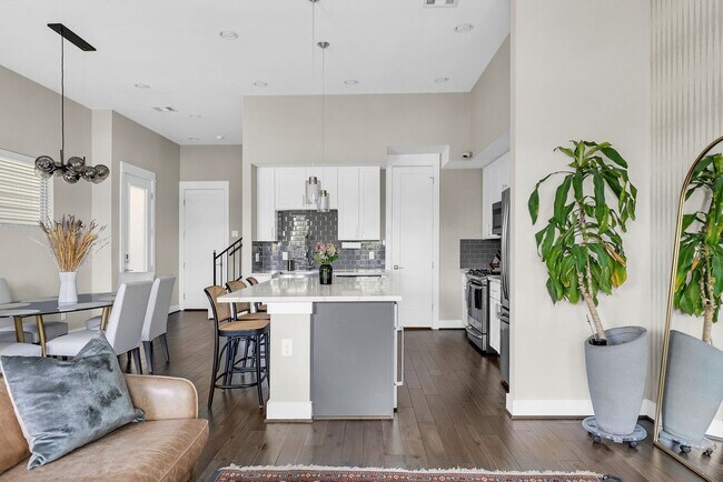 Building Photo - 806 Thornton Rd