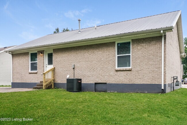 Building Photo - 523 River Oaks Dr