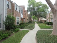 Building Photo - This charming 3-bedroom, 2.5-bath townhome in Memorial Club!
