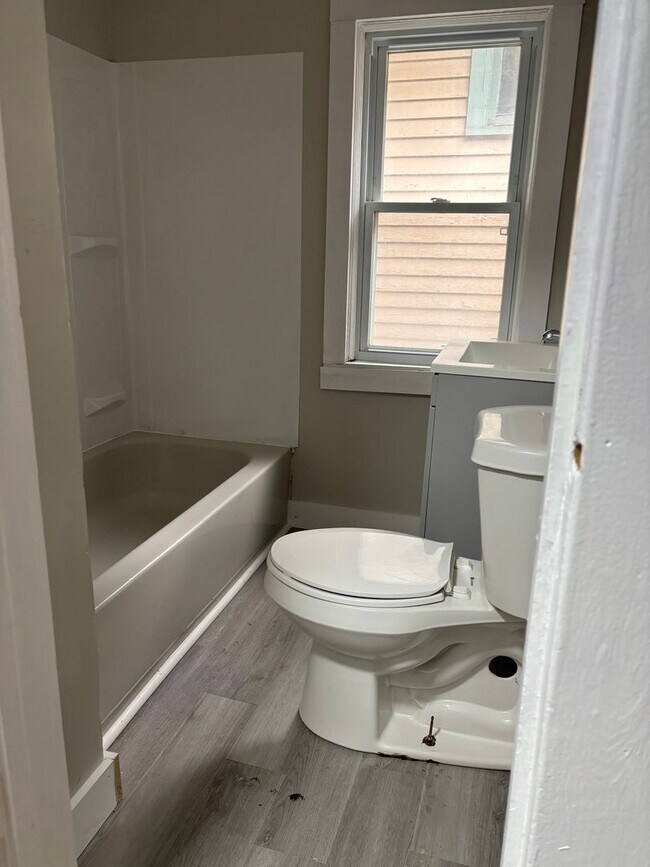 Building Photo - Section 8 & Eden Welcomed! 3 Bedroom home ...