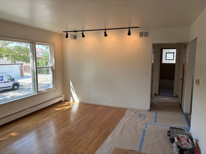 Building Photo - 3605 N Osceola Ave