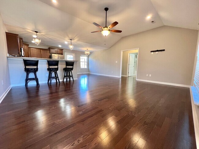 Building Photo - 4 Bed, 3 Bath w/ 2 Car Garage and Fenced Backyard