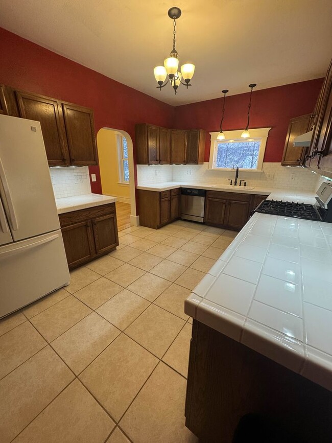 Building Photo - 3 Bedroom Freshly Renovated Family Home in Houghton