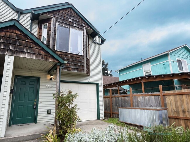 Building Photo - Bright & Spacious 2-Bedroom End Unit Townhome in Desirable Woodstock Neighborhood!