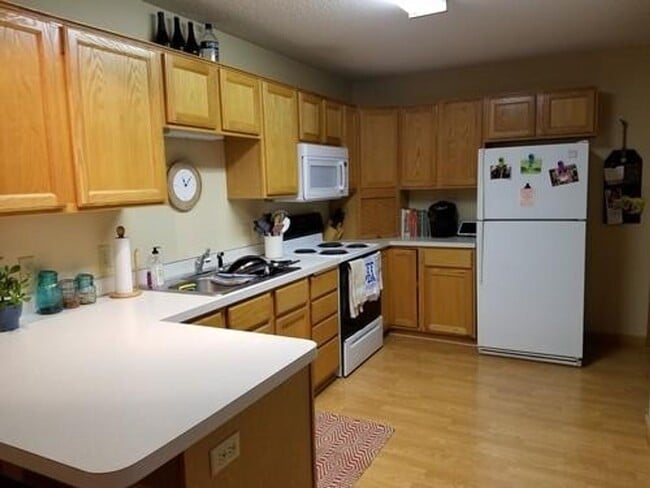 Building Photo - 2 Bed + Loft/1.5 Bath Townhouse- Great Location! Available June 1