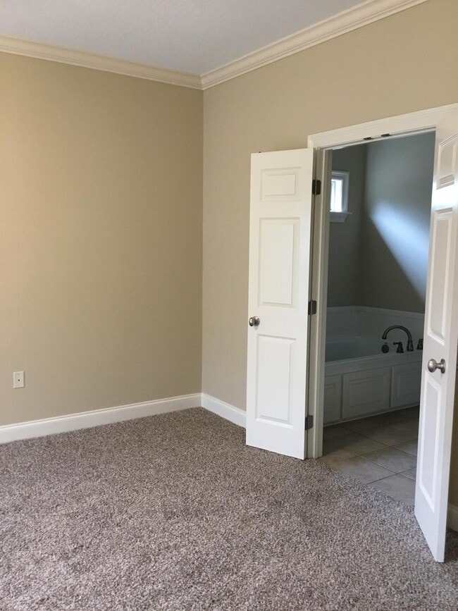 Building Photo - 19 Village Dr